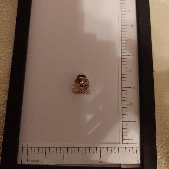 Avon I Heart USA Patriot Gold Tone Lapel Pin - Picture 2 of 2